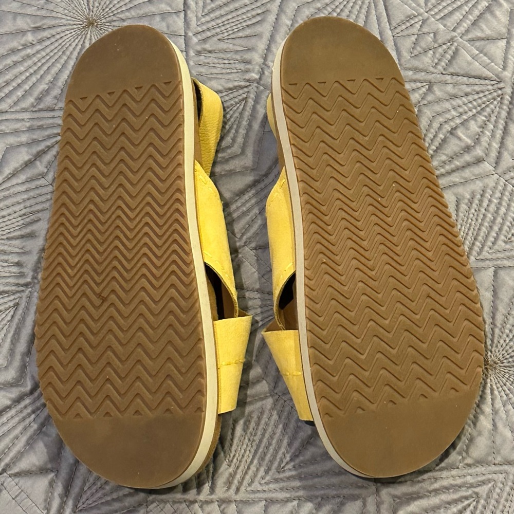 Tom’s of Maine Platform Sandals - Picture 3 of 4